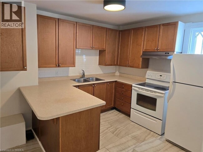 property at 60 Lynnwood Ave