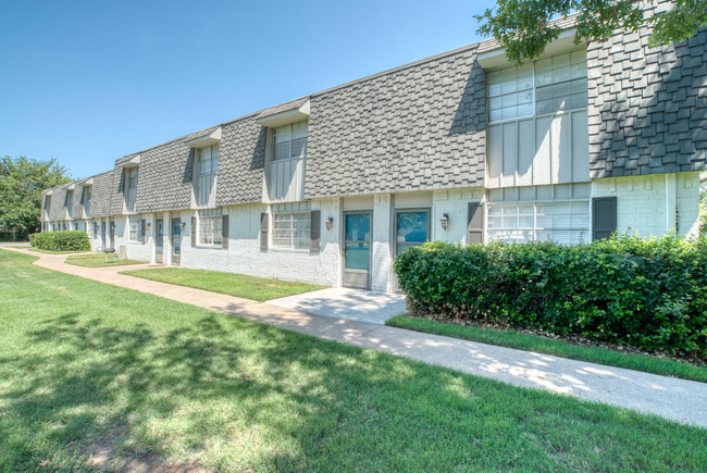 Bison Ridge Apartments in Lawton, OK - Building Photo - Building Photo