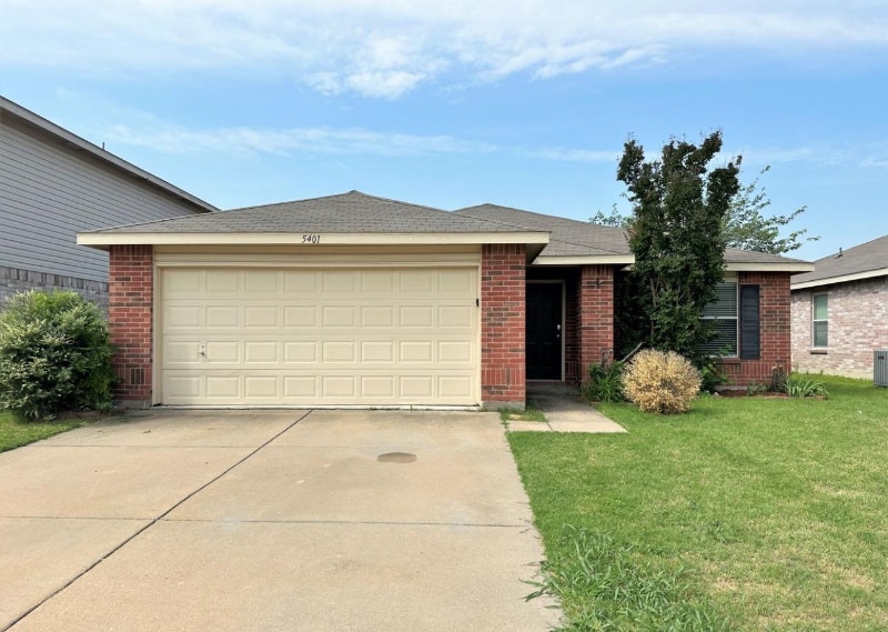 8445 New Castleton Ln in Fort Worth, TX - Building Photo