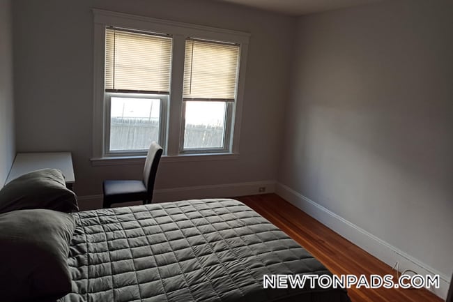 36 Crosby Rd in Newton, MA - Foto de edificio - Building Photo