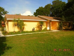 902 Plum Tree Ln in Sarasota, FL - Building Photo - Building Photo