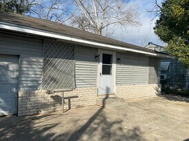 407 E Homan Ave in Baytown, TX - Building Photo