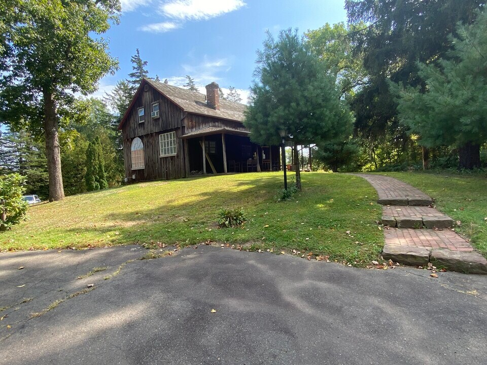 143 Peters Ln in Middlefield, CT - Building Photo