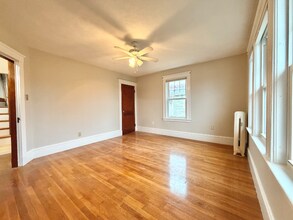 26-28-28 Howard St in Arlington, MA - Foto de edificio - Building Photo