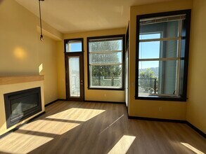 655 Crockett St, Unit B 104 in Seattle, WA - Foto de edificio - Building Photo