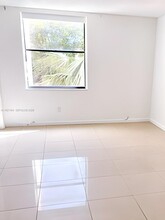 14301 N Kendall Dr in Miami, FL - Building Photo - Building Photo