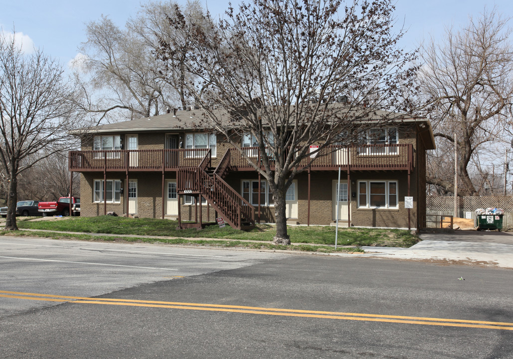 1000 Brush Creek Blvd in Kansas City, MO - Foto de edificio