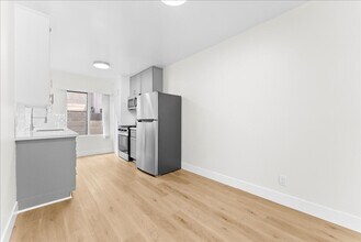 6110 Cahuenga Blvd in Los Angeles, CA - Building Photo - Building Photo