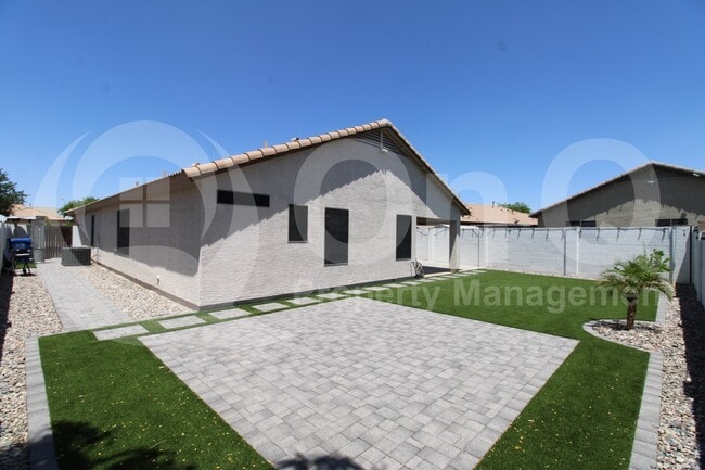 12211 W Hadley St in Avondale, AZ - Foto de edificio - Building Photo