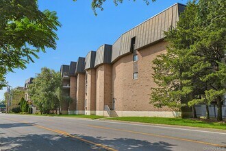 560 Halstead Ave in Harrison, NY - Building Photo - Building Photo