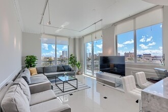 300 S Australian Ave, Unit 818 in West Palm Beach, FL - Foto de edificio - Building Photo