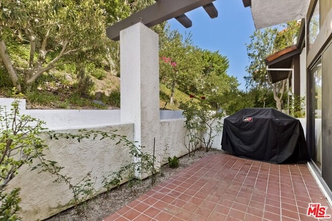1560 Michael Ln in Los Angeles, CA - Building Photo - Building Photo