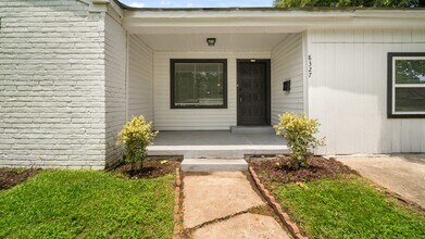 8327 Bonner Dr in Houston, TX - Foto de edificio - Building Photo