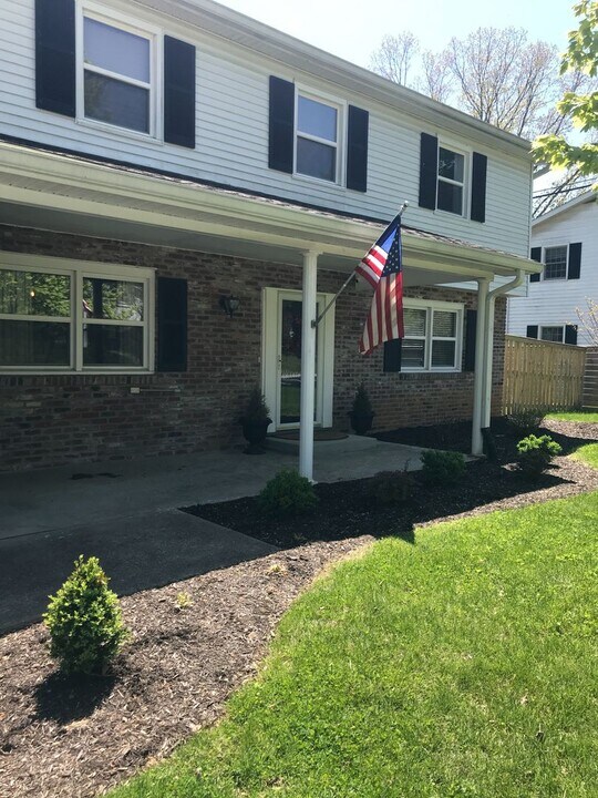 2212 E Queens Way in Bloomington, IN - Foto de edificio