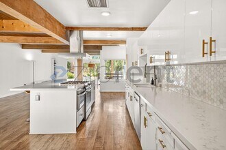 5775 W 74th St in Los Angeles, CA - Foto de edificio - Building Photo