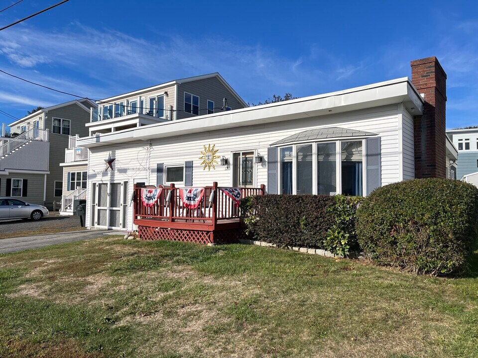12 Garrison Ave in York, ME - Building Photo