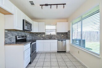 10110 Shadow Pine Dr in Houston, TX - Building Photo - Building Photo