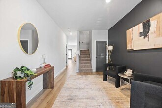 7122 Chara Ln in Atlanta, GA - Foto de edificio - Building Photo