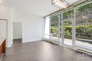 8280 Lansdowne Rd in Richmond, BC - Building Photo
