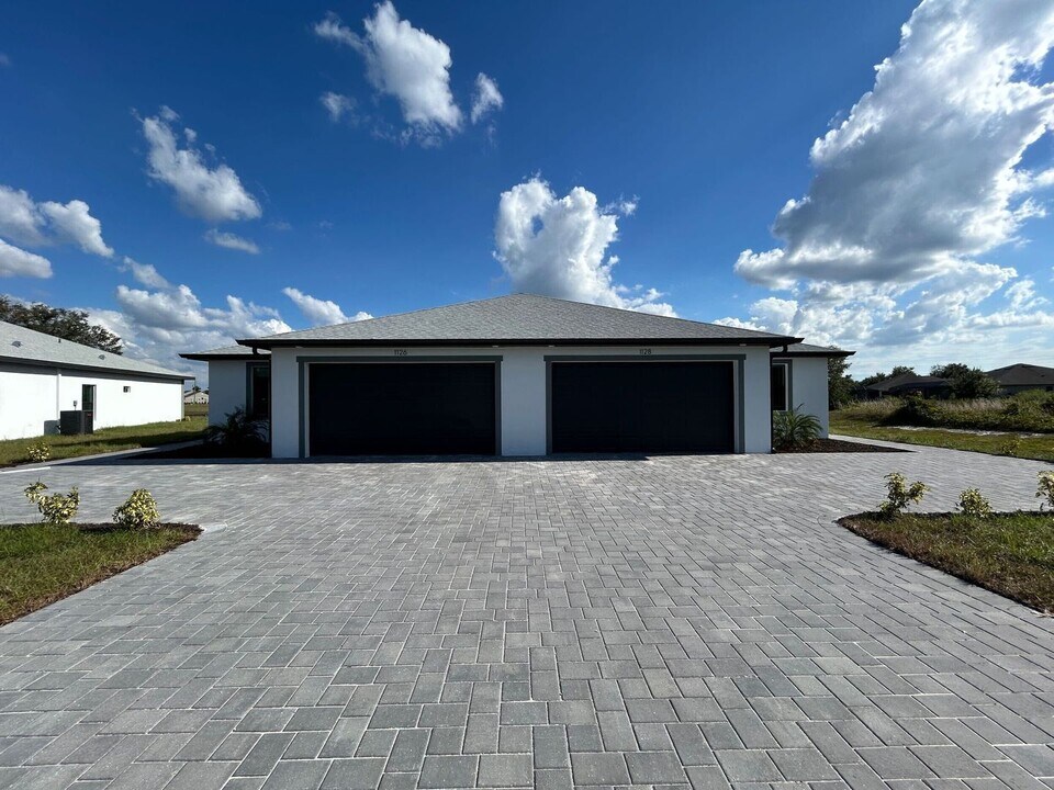 1128 Bismarck Rd in Port Charlotte, FL - Building Photo