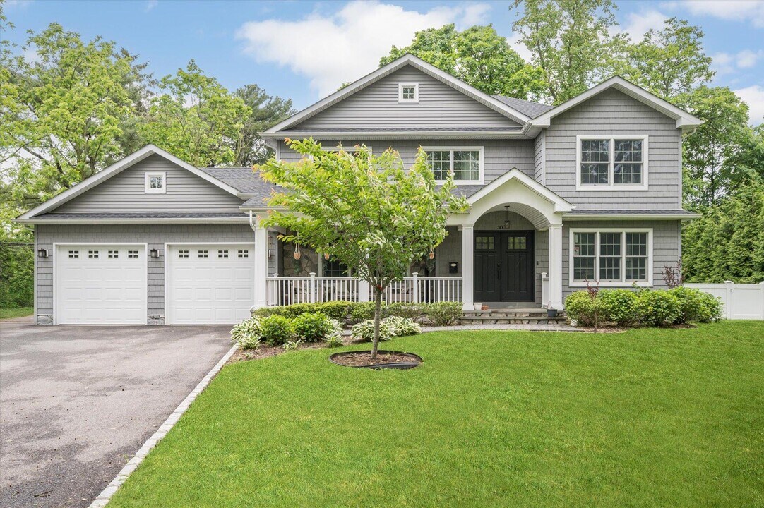 300 Locust Ln in Roslyn Heights, NY - Building Photo