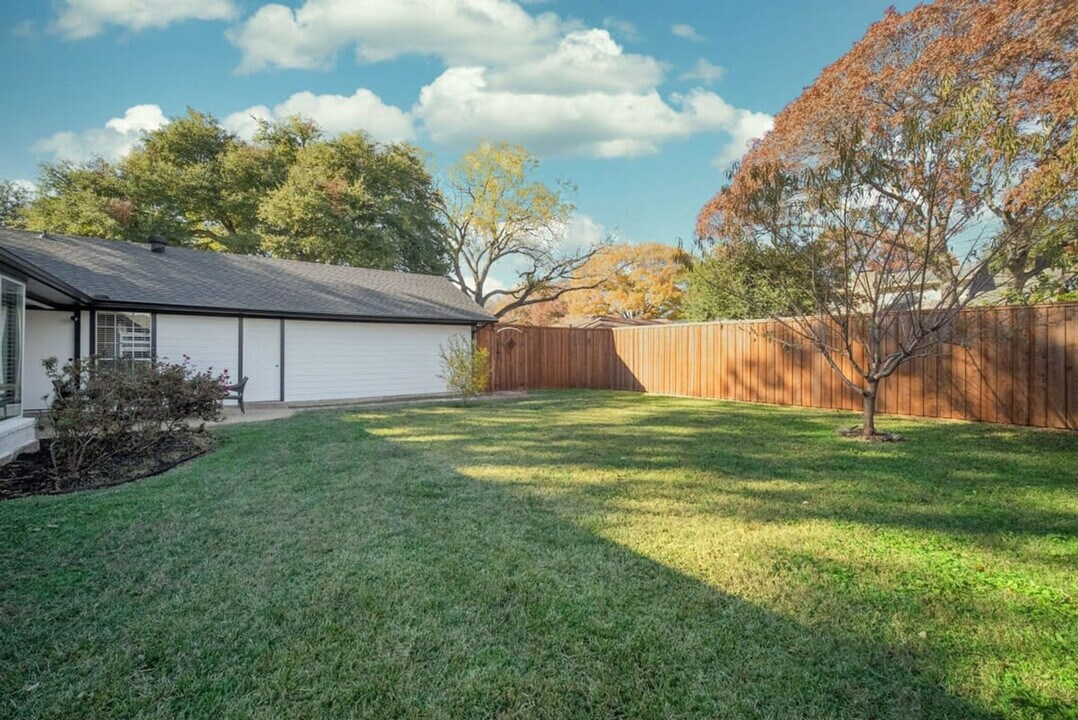 2421 Regal Rd in Plano, TX - Building Photo