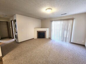 923 Boston Way in Coralville, IA - Building Photo - Building Photo