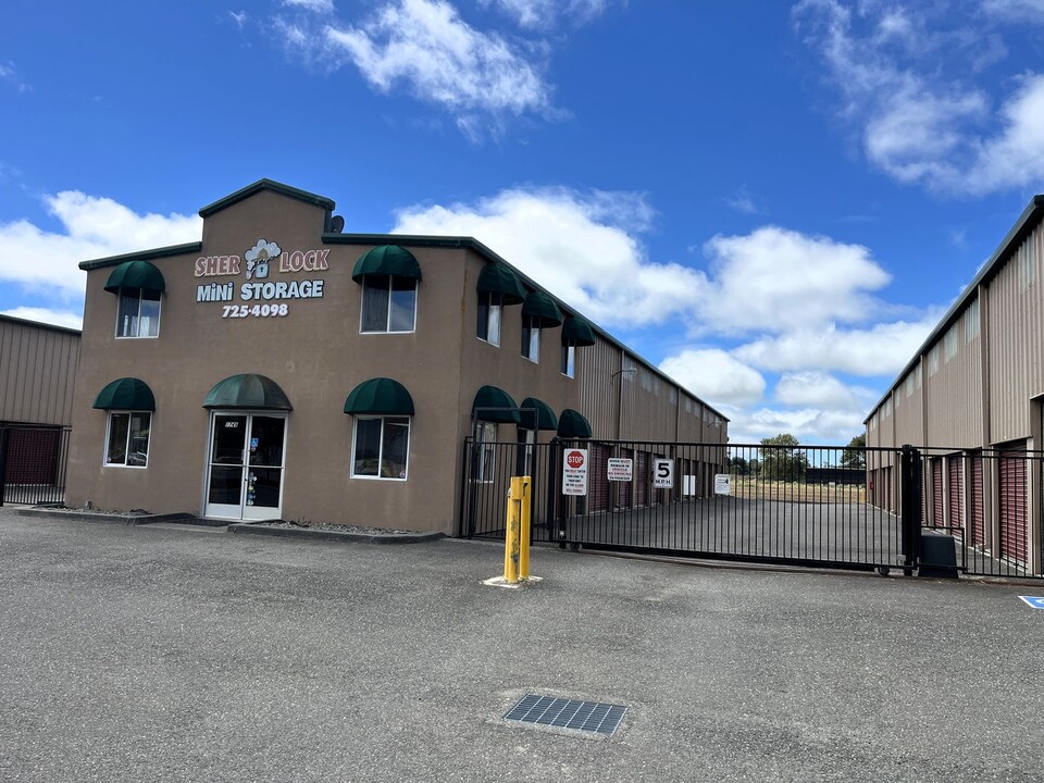 1749 Alamar Way in Fortuna, CA - Foto de edificio