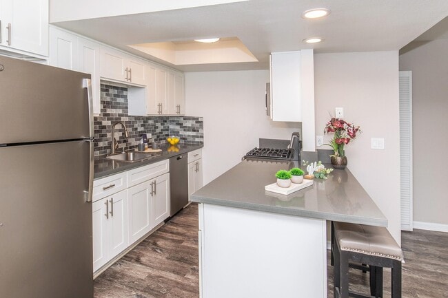 Enclave at Town Square in Chino, CA - Foto de edificio - Building Photo