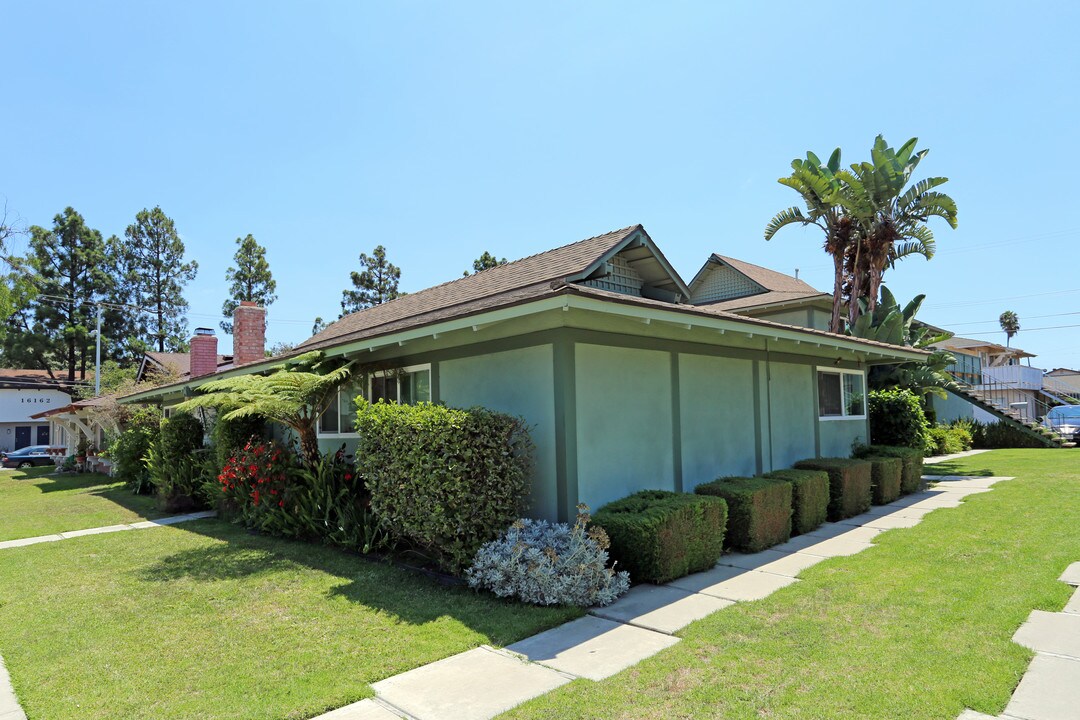 7652 Volga Dr in Huntington Beach, CA - Building Photo