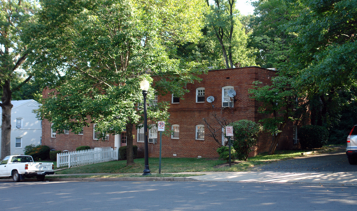 1111 N Kensington St in Arlington, VA - Building Photo