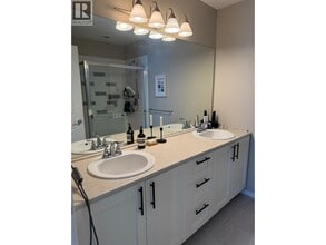 3065 Dayanee Springs Blvd in Coquitlam, BC - Building Photo - Building Photo