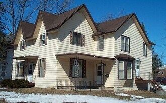 204 W Cedar St, Unit Apartment A in Chippewa Falls, WI - Building Photo