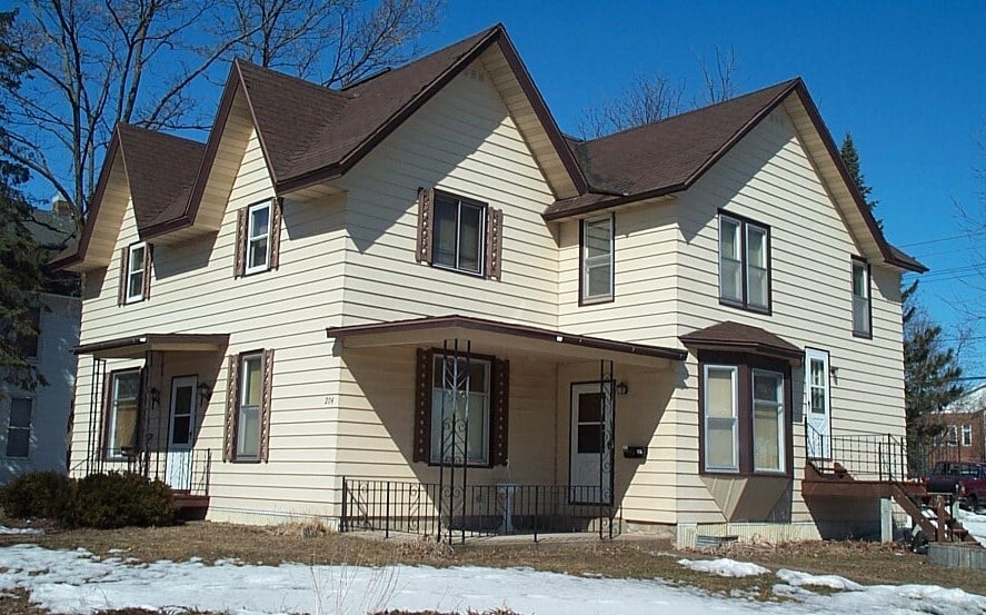 204 W Cedar St, Unit Apartment A in Chippewa Falls, WI - Building Photo