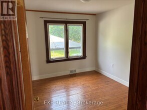5648 Royal Manor Dr in Niagara Falls, ON - Building Photo - Building Photo