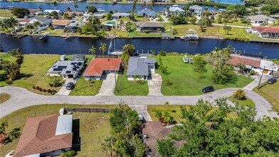 2106 E Tobago Cir in Ft. Myers, FL - Building Photo - Building Photo