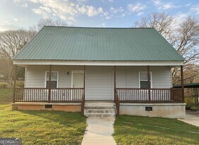 30 E Kimble St in Newnan, GA - Building Photo