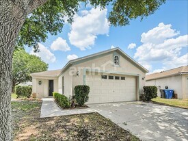1739 Mosaic Forest Dr in Seffner, FL - Building Photo