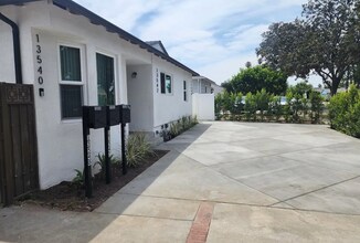 13542 Hamlin St in Los Angeles, CA - Foto de edificio - Building Photo