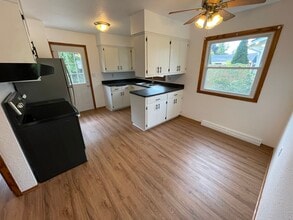 1631 Highland Dr in Grafton, WI - Foto de edificio - Building Photo