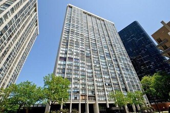 5445 N Sheridan Rd, Unit 3209 in Chicago, IL - Foto de edificio - Building Photo