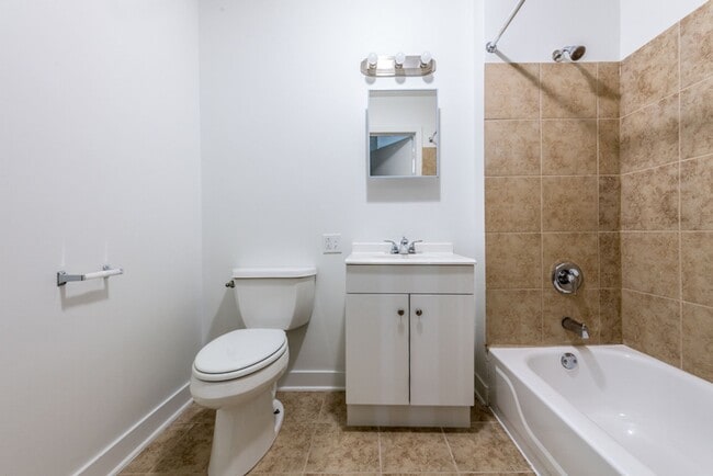 9001 S Commercial Ave Chicago, IL 60617 in Chicago, IL - Building Photo - Building Photo