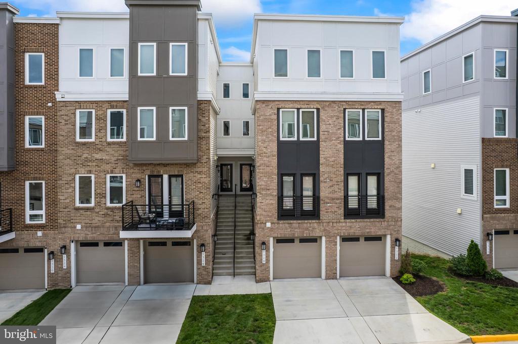 1324 Rail Stop Dr in Woodbridge, VA - Building Photo