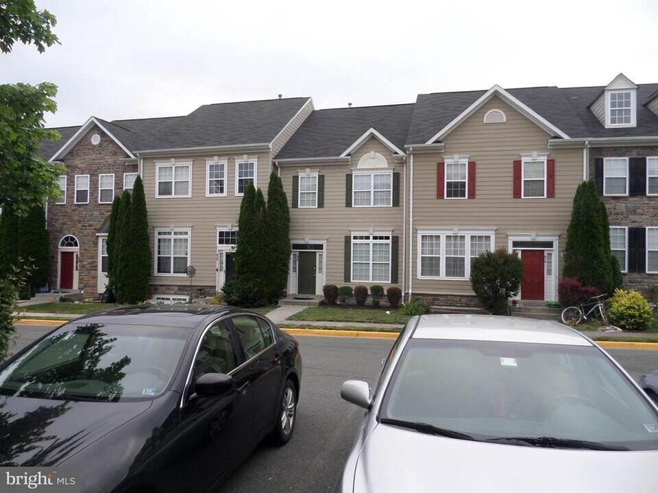 836 Linfield Terrace NE in Leesburg, VA - Building Photo