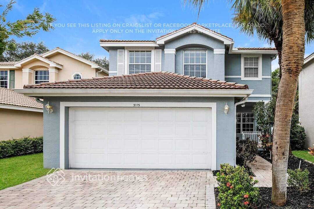 5115 Crescent Moon Dr in Greenacres, FL - Building Photo