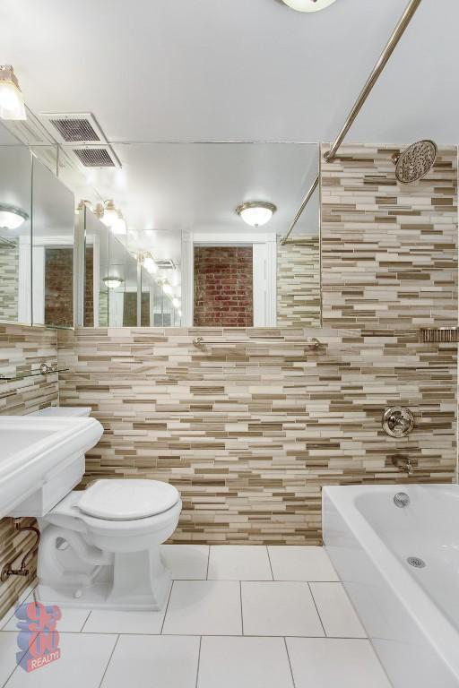 309 W 97th St in New York, NY - Foto de edificio - Building Photo