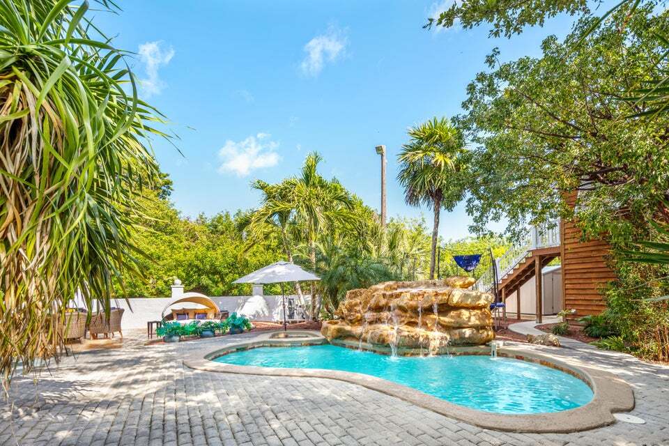 19453 Seminole St in Summerland Key, FL - Building Photo