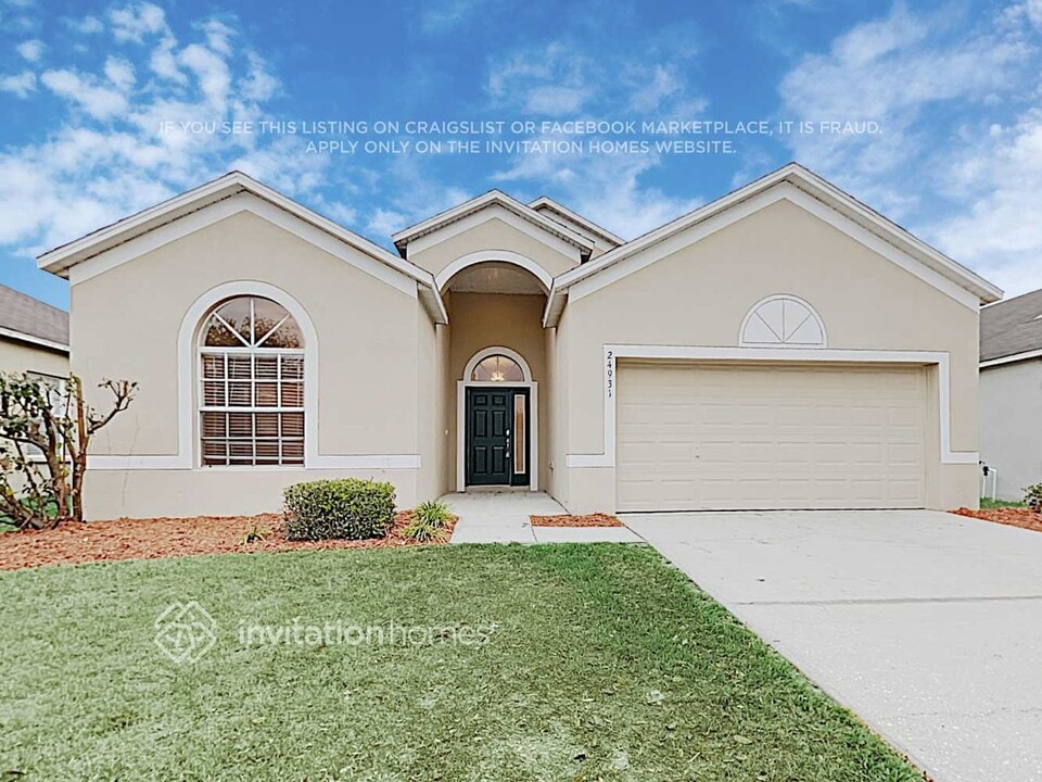 24931 Vintage Ct in Lutz, FL - Building Photo