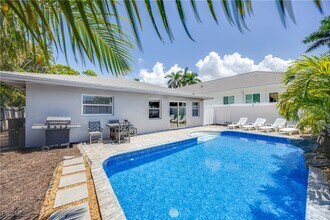 668 94th Ave N in Naples, FL - Foto de edificio - Building Photo