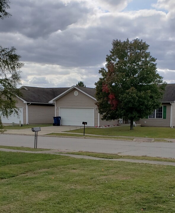 East Bank Pointe in Alorton, IL - Building Photo